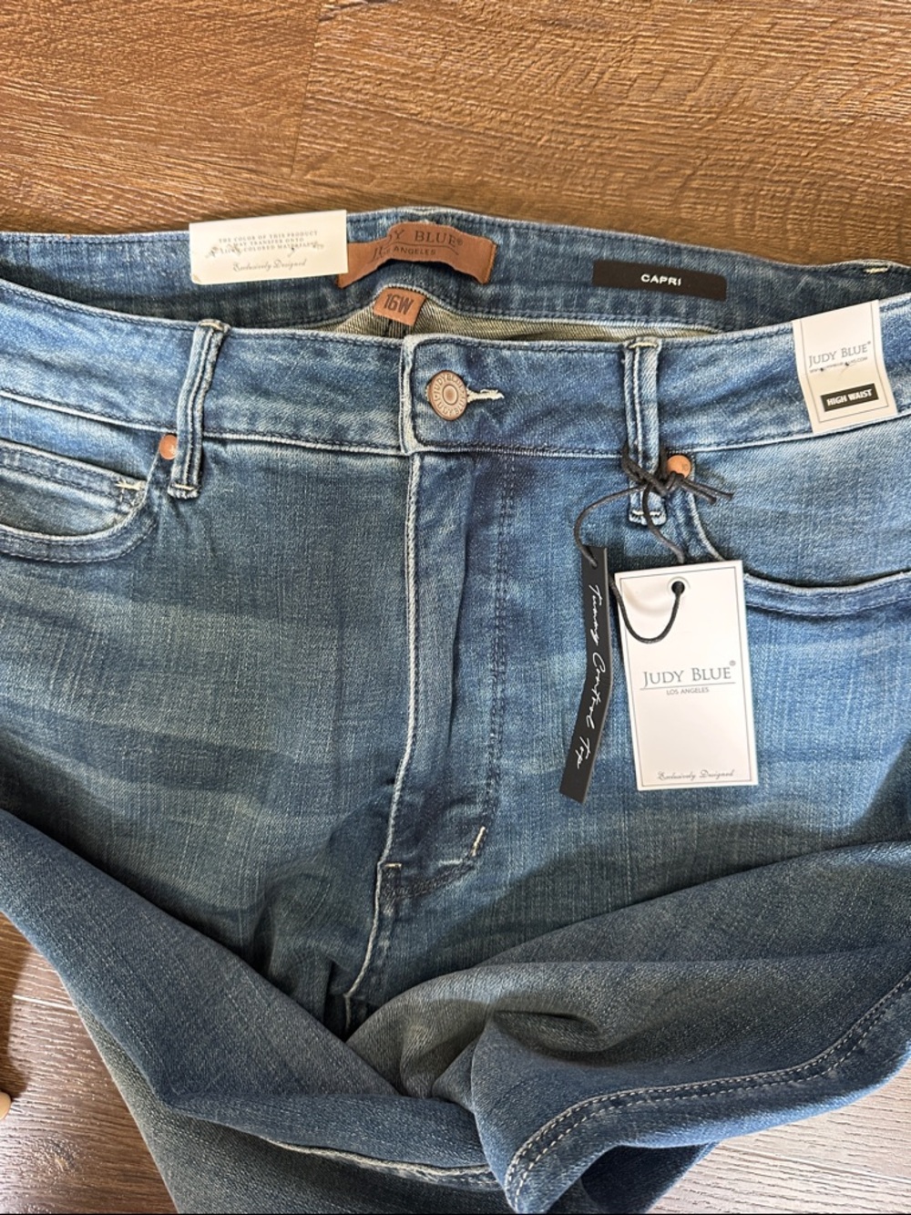 Judy Blue  Faded Blue capri - Picture 2 of 3